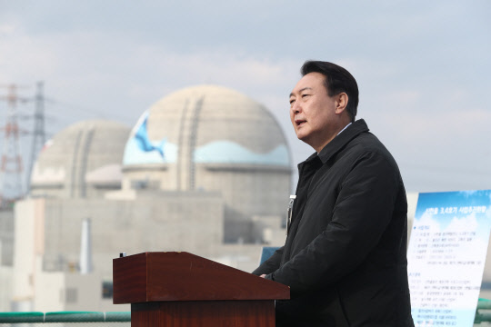 국민의힘 윤석열 대선 후보가 29일 경북 울진군 신한울 3·4호기 건설중단 현장을 방문, 탈원전 정책 전면 재검토와 신한울 3·4호기 건설 즉각 재개 등 원자력 공약을 발표하고 있다. <연합뉴스>